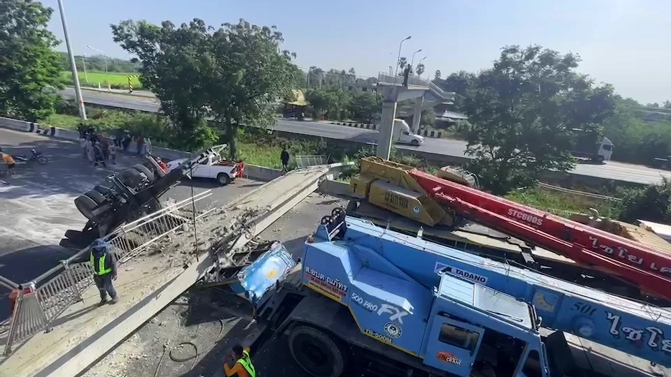 แจ้งเลี่ยงเส้นทาง "สายเอเชีย" เหตุ รถบรรทุกพ่วงชนสะพานลอยถล่ม ปิดช่องจราจร