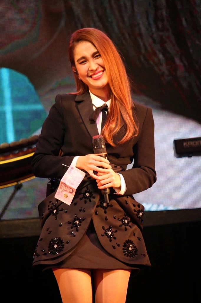 ทำความรู้จัก "วิรดา วงศ์เทวัญ" นางเอกลิเก นักร้องชื่อดัง น้องสาว กุ้ง สุธิราช