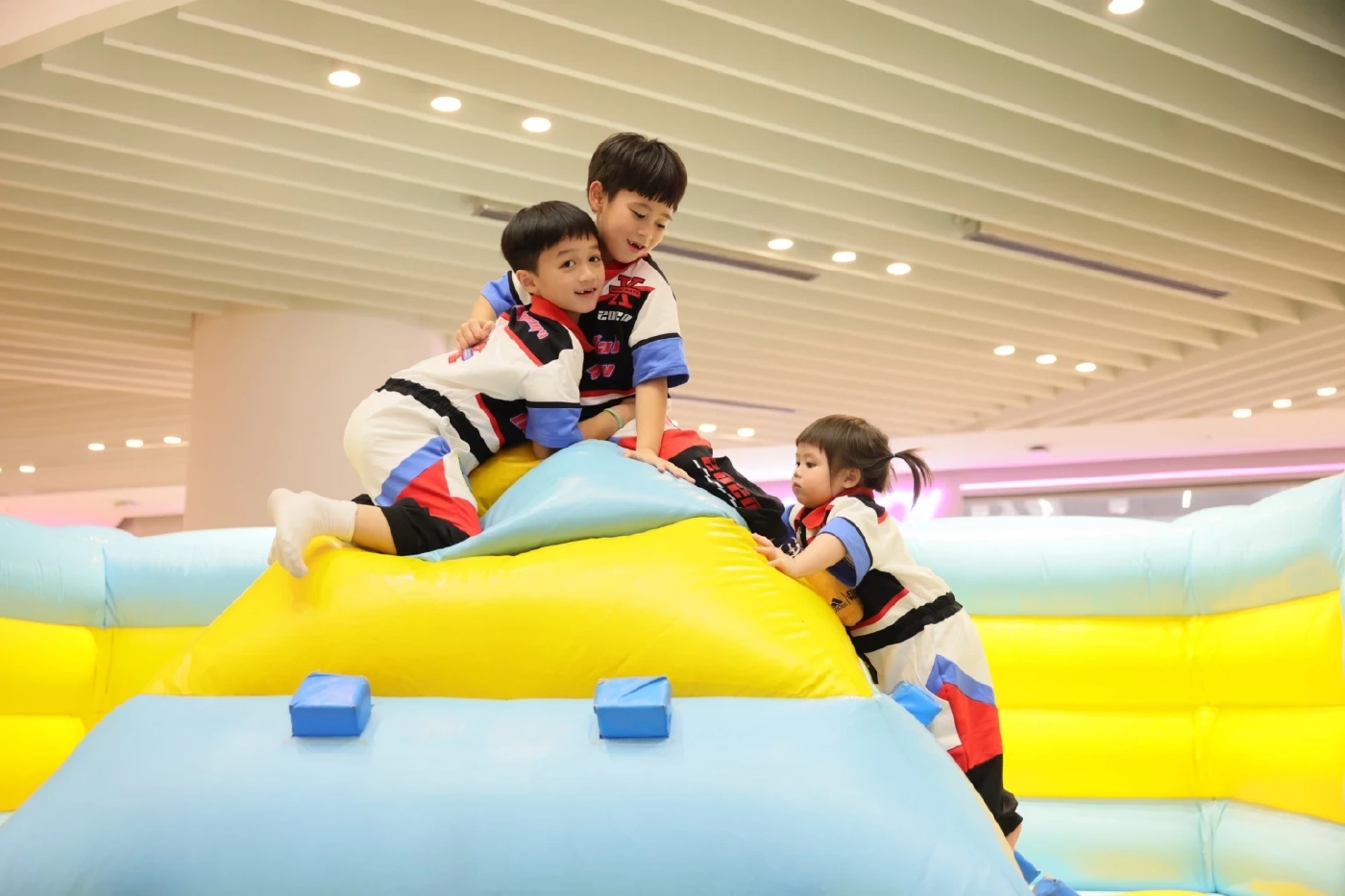 วันเด็กนี้ไปสนุกกับเครื่องเล่นเป่าลมสุดมันส์ที่ The Mall Lifestore