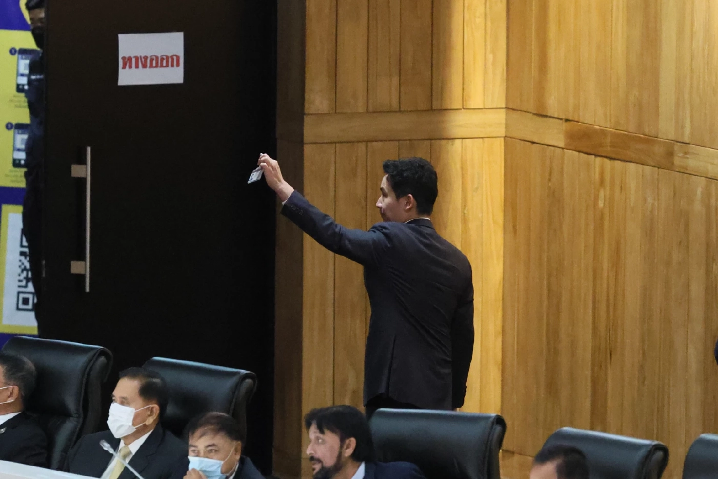 "พิธา" เดินออกจากรัฐสภา หลังศาลรัฐธรรมนูญสั่งหยุดปฏิบัติหน้าที่ เมื่อ 19 ก.ค.2566