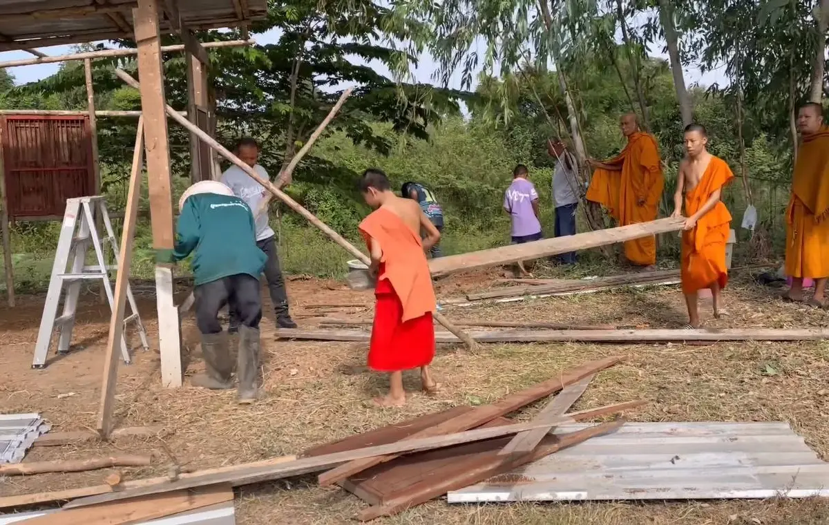 คนไทยไม่ทิ้งกัน แม่ลูกไร้ที่อยู่ ขอสังกะสีวัดมาทำบ้าน พระใจดีสร้างให้ทั้งหลัง