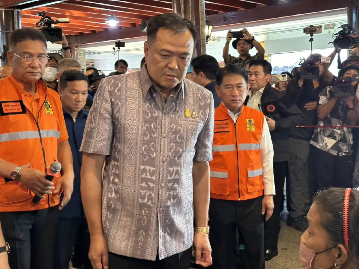 นายอนุทิน ชาญวีรกูล รองนายกรัฐมนตรี และ รมว.มหาดไทย รุดให้กำลังใจญาติเหยื่อโรงงานพลุระเบิด