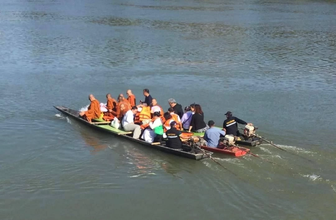 เรือลอยอังคาร ล่มกลางแม่น้ำโขง พระ-ญาติโยม 22 ชีวิต ลอยคอกลับเข้าฝั่ง