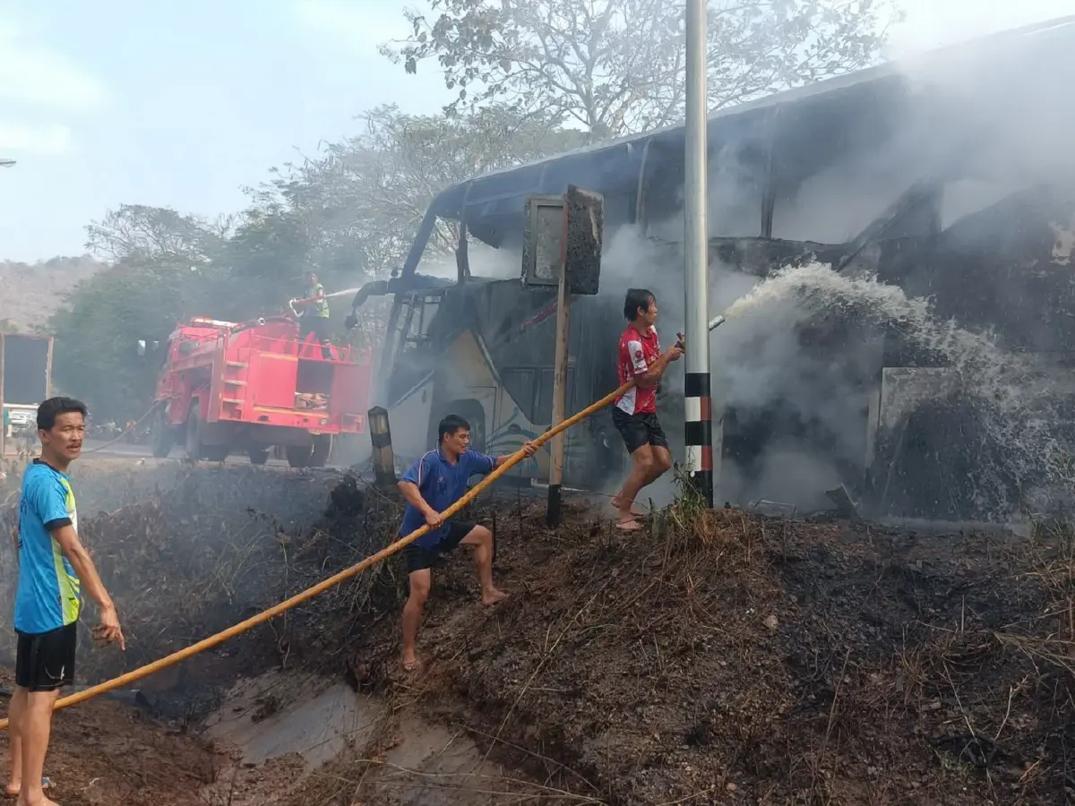 ยางระเบิดไฟลุกท่วม รถทัวร์นำเที่ยวคณะศิษย์เก่า รร.ดังเมืองสุโขทัย ไร้เจ็บ-ตาย