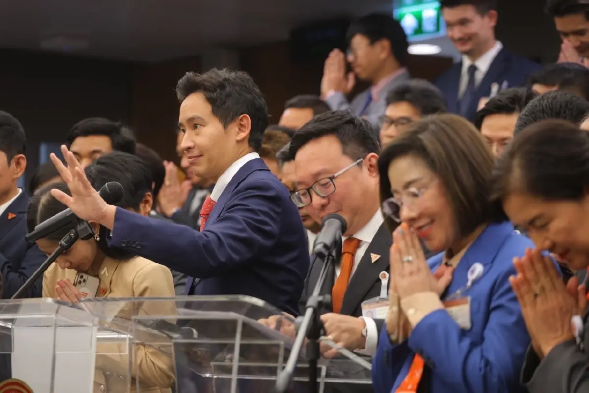"พิธา-ชัยธวัช" นำ สส.ก้าวไกล แถลงยัน ไร้เจตนาบ่อนทำลาย-แยกสถาบันฯจากชาติ