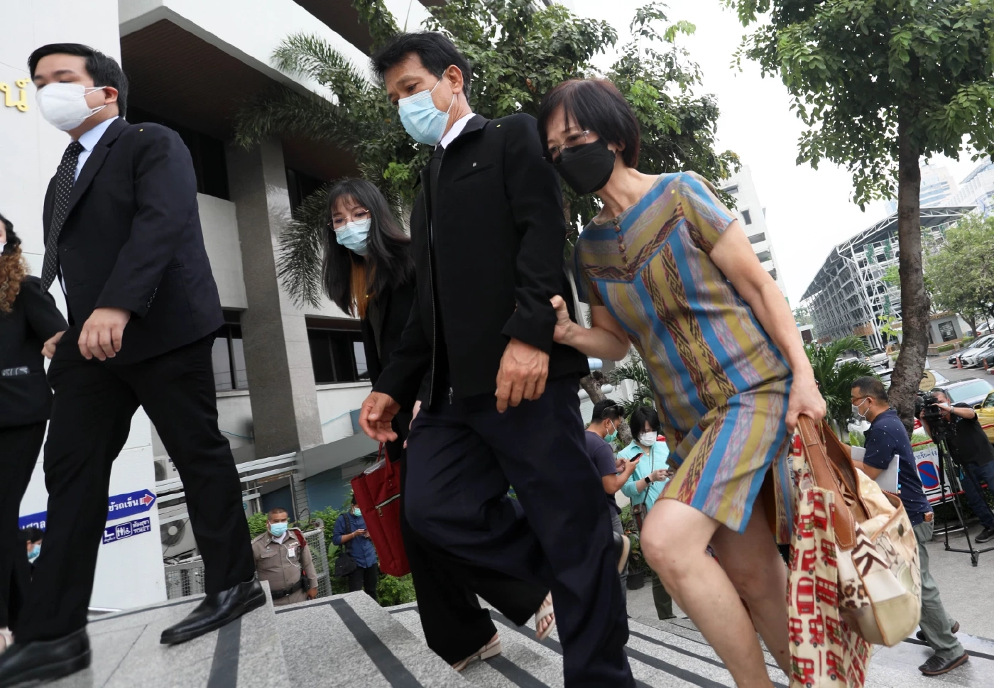 คุณพ่อและคุณแม่ หมอกระต่าย ยื่นฟ้อง ส.ต.ต.นรวิชญ์  เรียกค่าเสียหาย 72 ล้านบาท