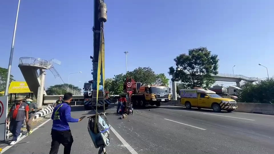 แจ้งเลี่ยงเส้นทาง "สายเอเชีย" เหตุ รถบรรทุกพ่วงชนสะพานลอยถล่ม ปิดช่องจราจร