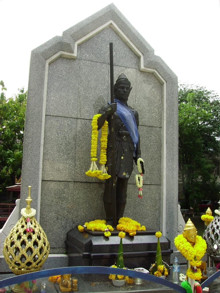 ทำความรู้จัก "อุเทนถวาย" จากเพาะช่าง สู่เทคโนโลยีราชมงคล กับปัญหาย้ายสถาบันฯ