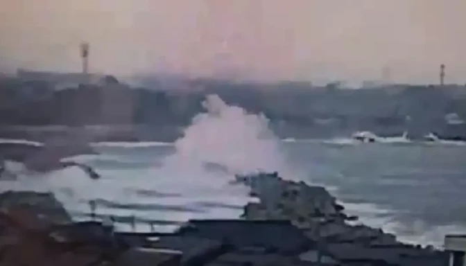 สึนามิลูกแรกที่พัดเข้าถล่มญี่ปุ่นหลังเกิดแผ่นดินไหว 1 ม.ค. 67