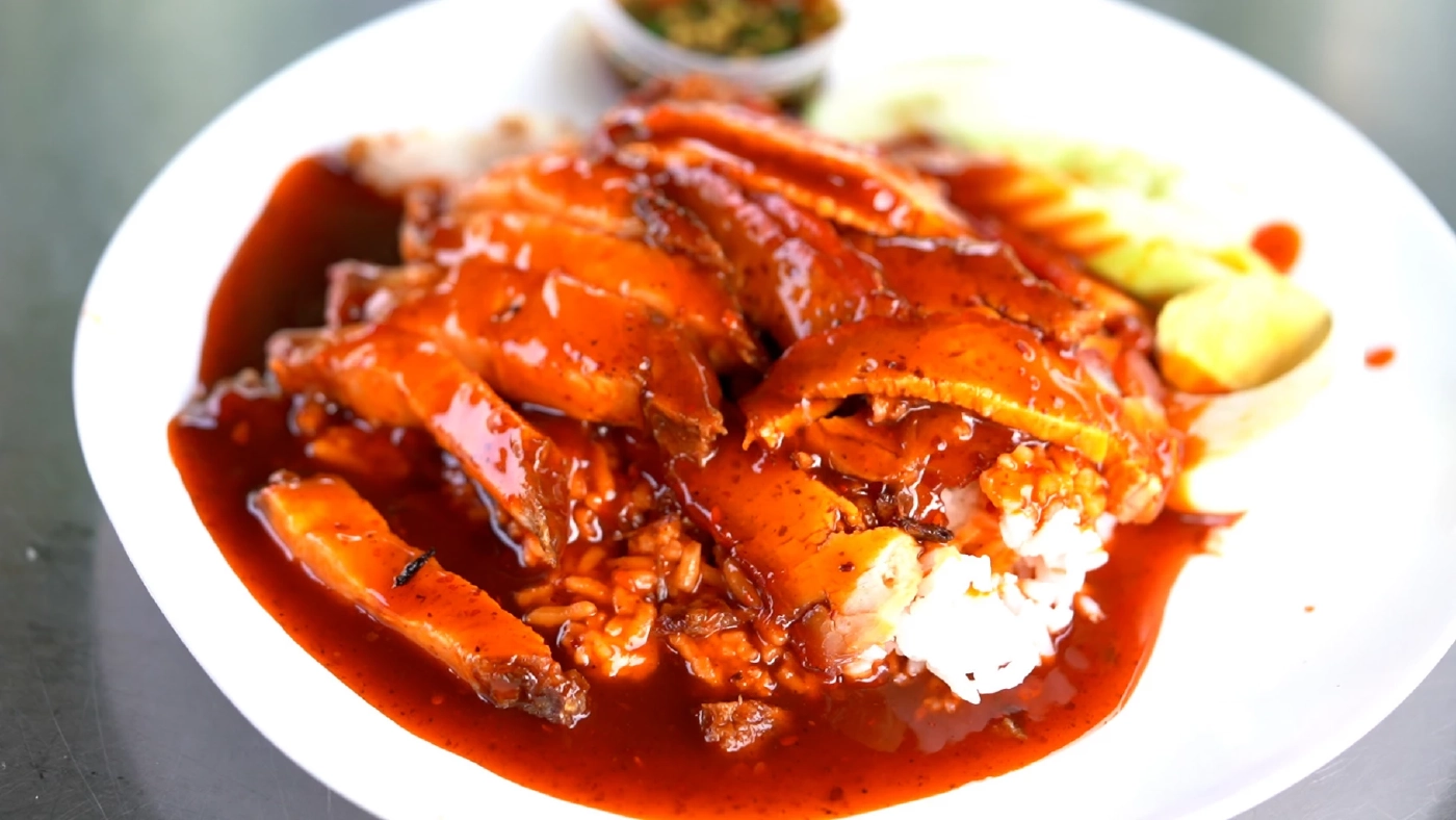 "ข้าวหมูแดงนครปฐม" มรดกภูมิปัญญา แม่ค้าพร้อมห่อ แล้วนักชิมพร้อมยัง?