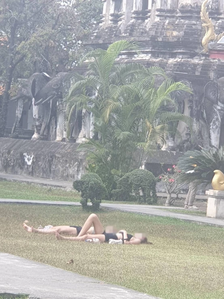 วัดดัง จ.เชียงใหม่ แจงภาพนักท่องเที่ยว นุ่งสั้นนอนอาบแดด เชื่อไม่รู้วัฒนธรรม