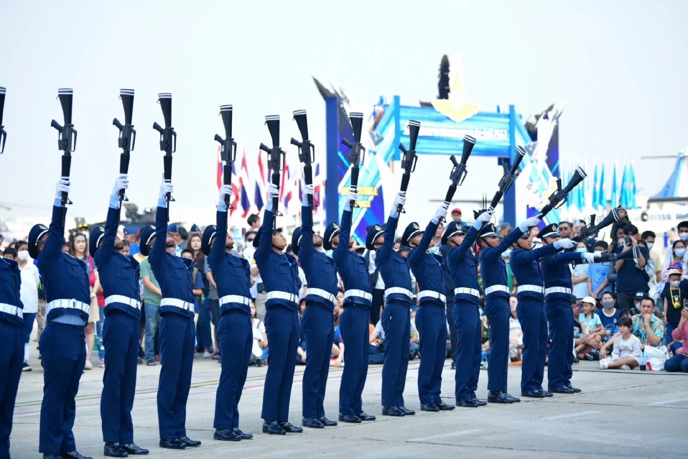 สีสันวันเด็ก! กองทัพ เปิดฐานที่มั่น จัดโชว์ยุทโธปกรณ์ เด็กๆร่วมงานคึกคัก