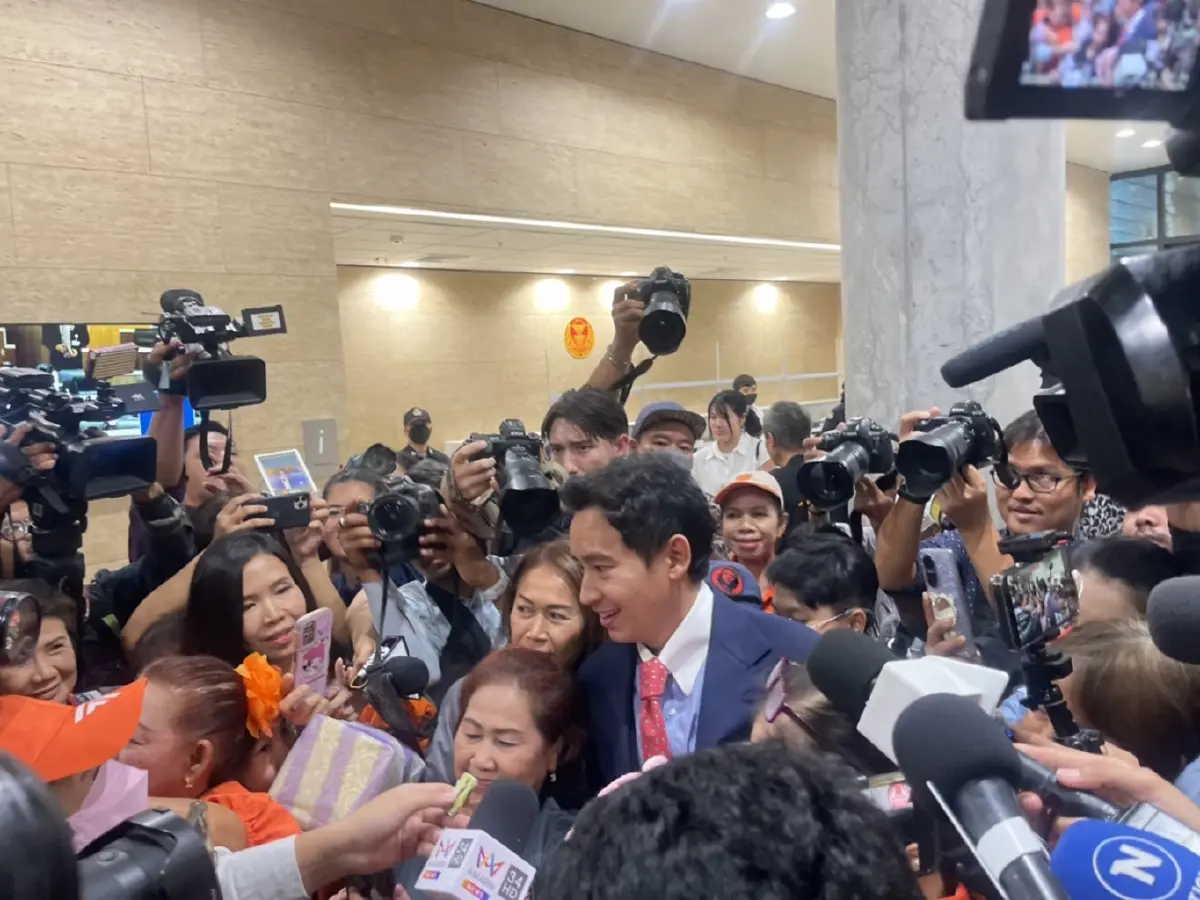 "พิธา-ชัยธวัช" นำ สส.ก้าวไกล แถลงยัน ไร้เจตนาบ่อนทำลาย-แยกสถาบันฯจากชาติ