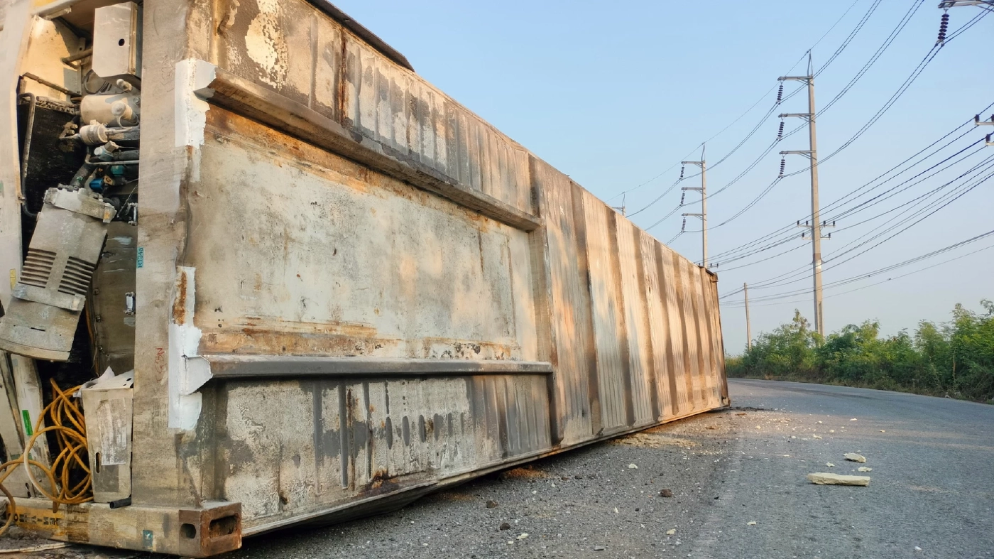 รีบหาทางเลี่ยง! รถบรรทุก "ตู้คอนเทนเนอร์" ตกทางต่างระดับ มอเตอร์เวย์ 