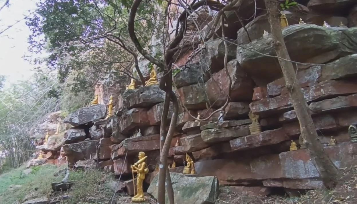 อันซีนครบุรี โคราช  "ผาซ่อนพระ" เขาจอมทอง พร้อมเปิดที่มา บรรยากาศที่ดูเข้มขลัง