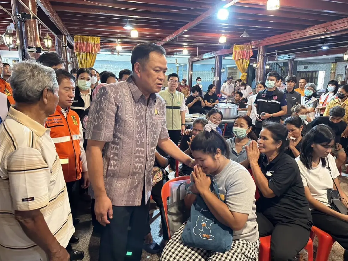 นายอนุทิน ชาญวีรกูล รองนายกรัฐมนตรี และ รมว.มหาดไทย รุดให้กำลังใจญาติเหยื่อโรงงานพลุระเบิด