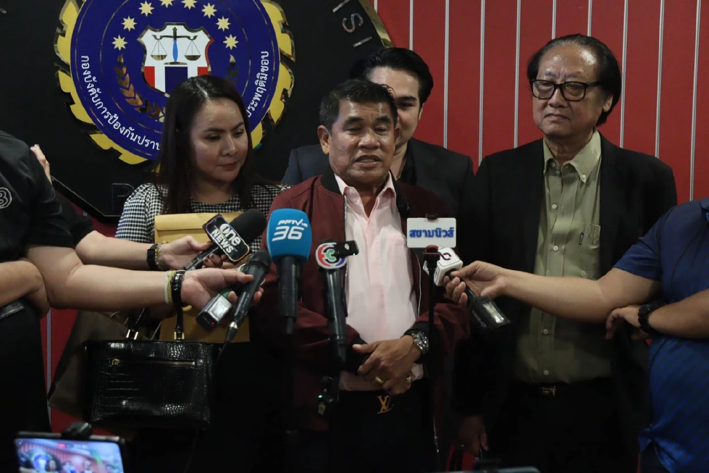 "เจ๋ง ดอกจิก" เข้าให้ข้อมูล ตร. เพิ่ม ยันไม่เกี่ยวข้องแก๊งตบทรัพย์