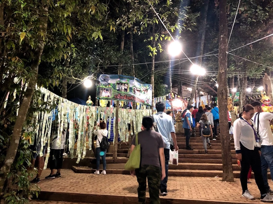 ด่วน! รถพาผู้แสวงบุญ "เขาคิชฌกูฏ" เสียหลักพลิกคว่ำ มีผู้เสียชีวิต