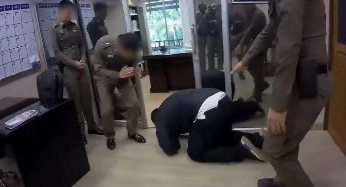 พ.ต.อ. สติหลุด ก้มกราบเท้า พ.ต.ท. หลังโดนลูกน้องร้องเรียนบังคับเก็บส่วย