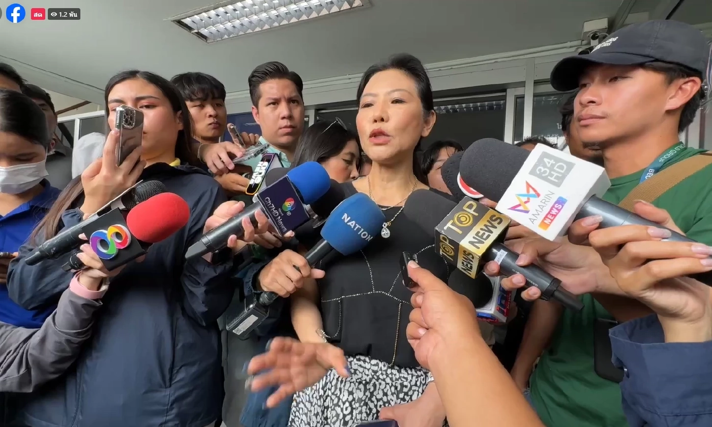 นางสาวอำนวยพร มณีวรรณ์ หรือ ทนายกุ้ง ทนายของอากู๋ฝ่ายโจทก์ 