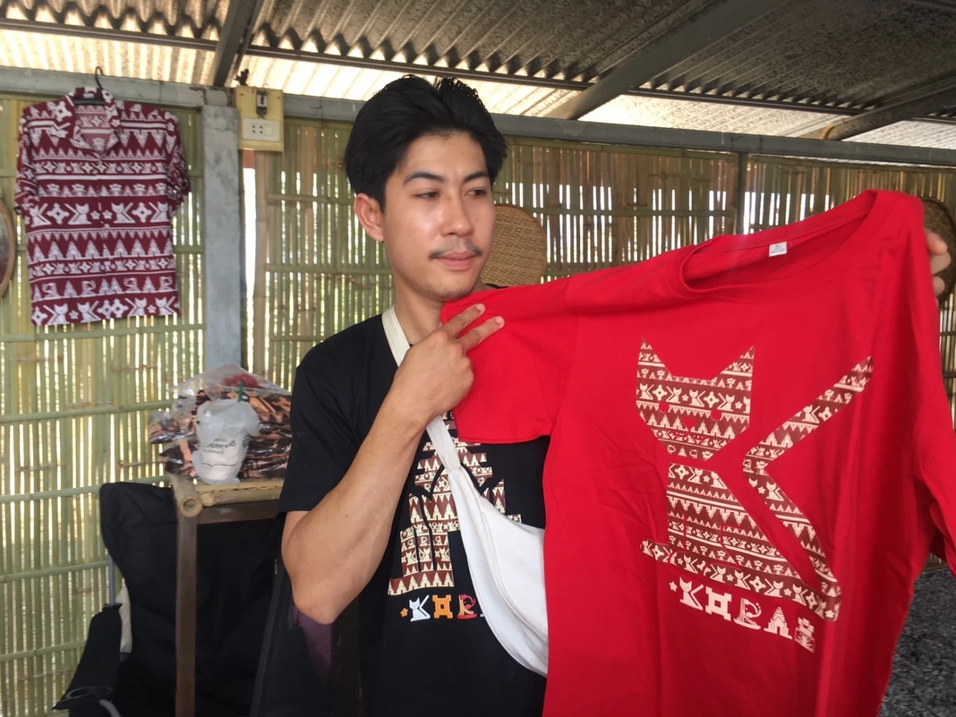 ขึ้นแท่นสินค้าขายดี! กางเกงแมวโคราช-เสื้อแมวสีแดง คนแห่ซื้อรับตรุษจีน 2567