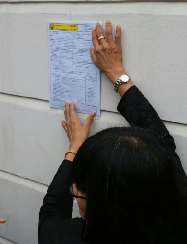 เจ้าหน้าที่กรมสรรพากรนำหนังสือประเมินภาษีขายหุ้นชินคอร์ป 1.7 หมื่นล้านบาท ติดหน้าบ้านจันทร์ส่องหล้า