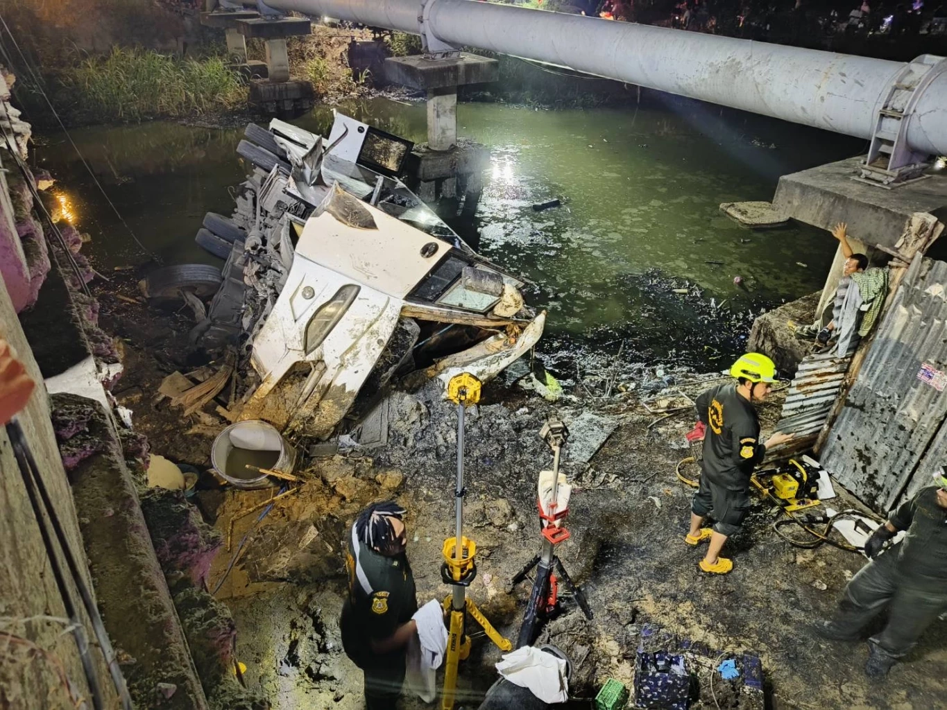 รถบัสรับส่งพนักงาน เสียหลักตกคลองกาหลง ถนน 200 ปี มีผู้ได้รับบาดเจ็บ-เสียชีวิต