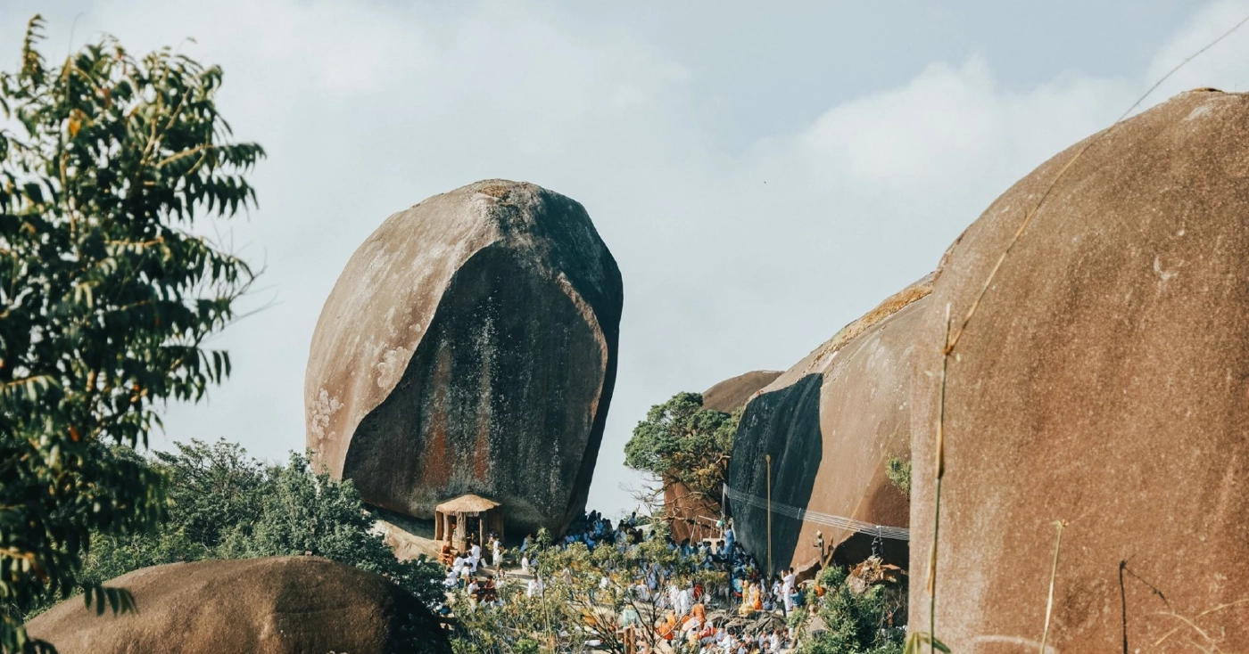 ด่วน! รถพาผู้แสวงบุญ "เขาคิชฌกูฏ" เสียหลักพลิกคว่ำ มีผู้เสียชีวิต