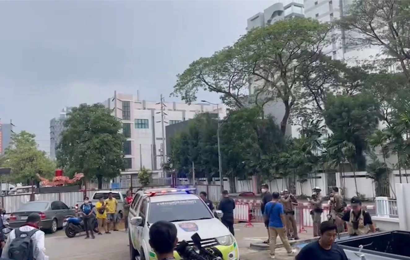 "ทะลุวัง-ศปปส." ซัดกันนัวหน้าสยามก่อนลามปิดล้อมหน้า สน.ปทุมวัน 