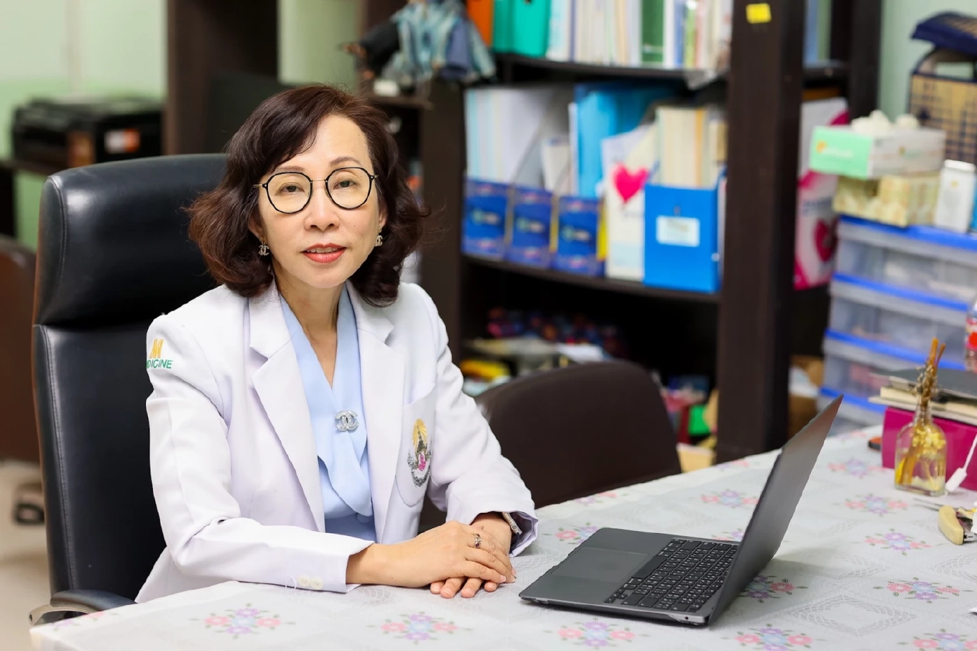 รศ.พญ.อภัสนี บุญญาวรกุล อายุรแพทย์โรคต่อมไร้ท่อและเมแทบอลิซึม โรงพยาบาลพระมงกุฎเกล้า