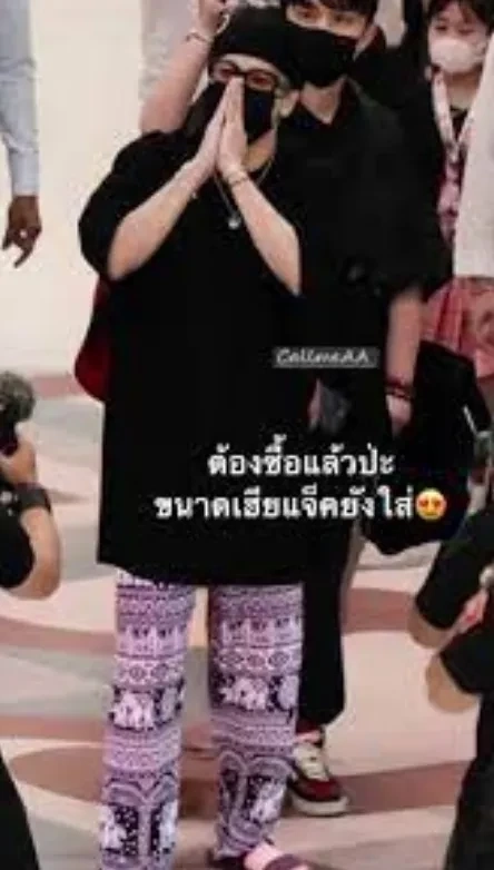 แจ๊คสัน หวัง สวมใส่กางเกงช้าง