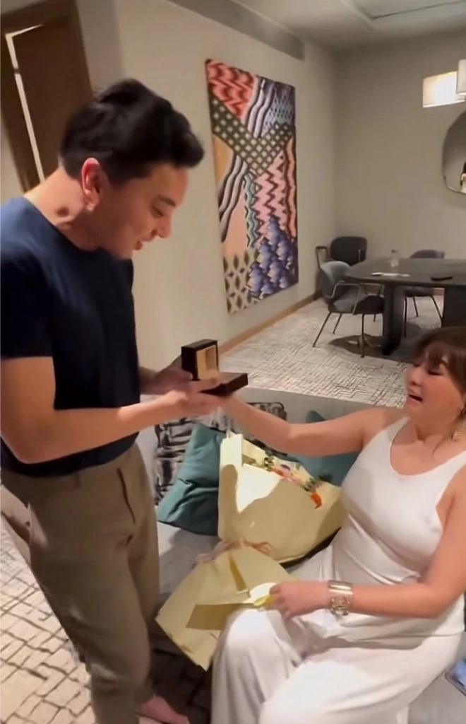 เปิดซีนเด็ด "โอ๋ ภัคจีรา" โดนเซอร์ไพรส์แฟนหนุ่มรุ่นน้องมอบแหวนแทนใจ