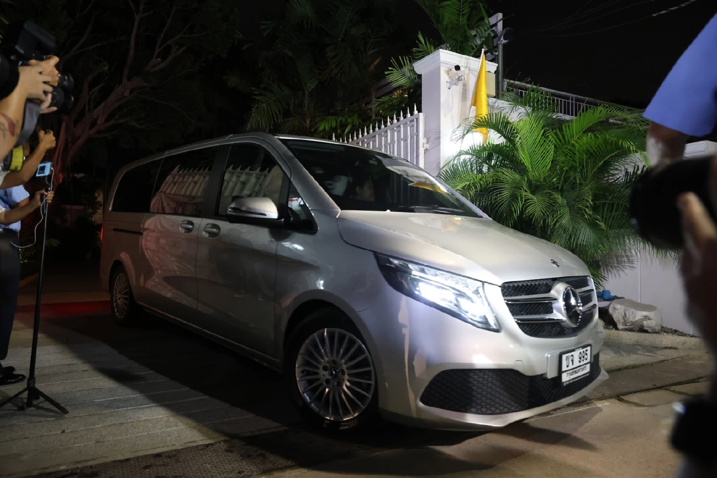 เปิดภาพ "ทักษิณ ชินวัตร" พักโทษเดินทางออกจาก รพ.ตำรวจ กลับจันทร์ส่องหล้า