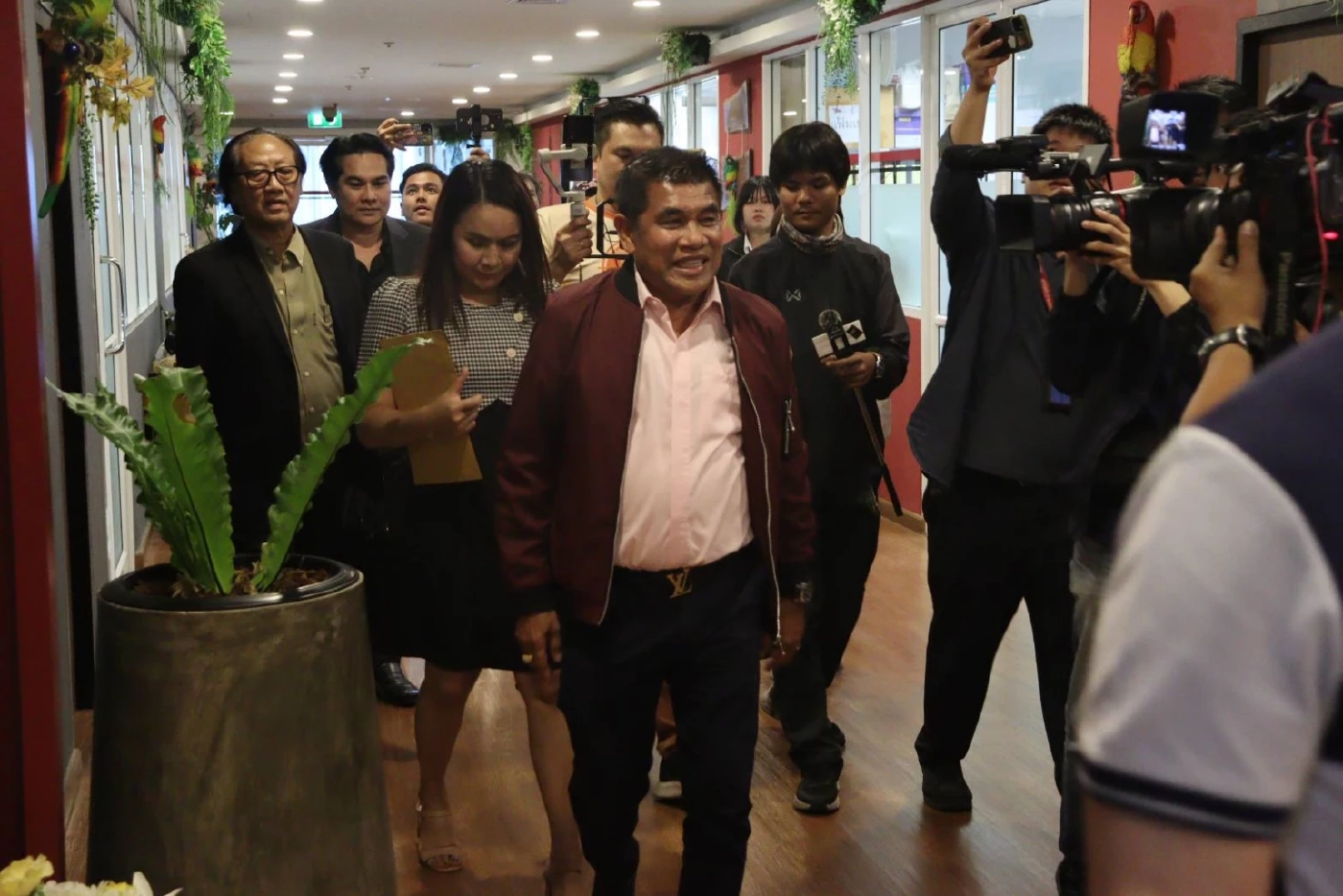 "เจ๋ง ดอกจิก" เข้าให้ข้อมูล ตร. เพิ่ม ยันไม่เกี่ยวข้องแก๊งตบทรัพย์