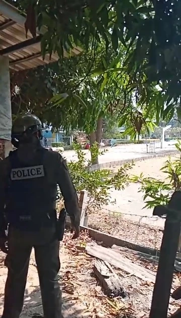 ด่วน! คนร้ายถือปืน บุกโรงเรียน ใน จ.มหาสารคม  ตำรวจปิดล้อมพื้นที่เจรจา