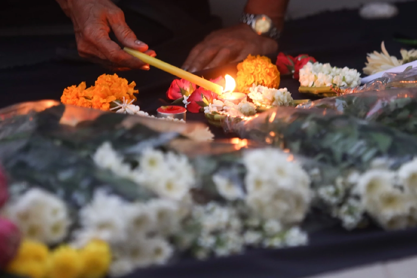 ชาวนครราชสีมา และพื้นที่ใกล้เคียง ร่วมจุดเทียนไว้อาลัยต่อผู้เสียชีวิต จากเหตุกราดยิงโคราช