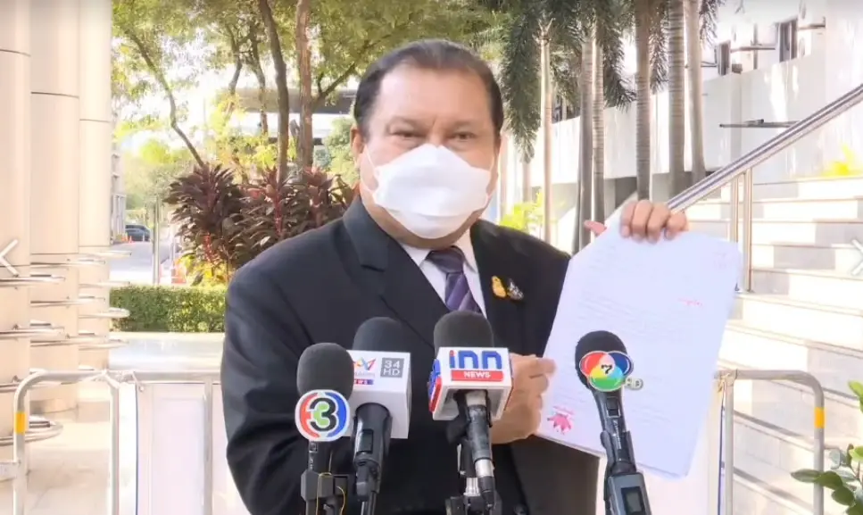 ศาลอาญาไม่ให้ประกันตัว "ตะวัน-แฟรงค์" หลังอดข้าว-น้ำประท้วง