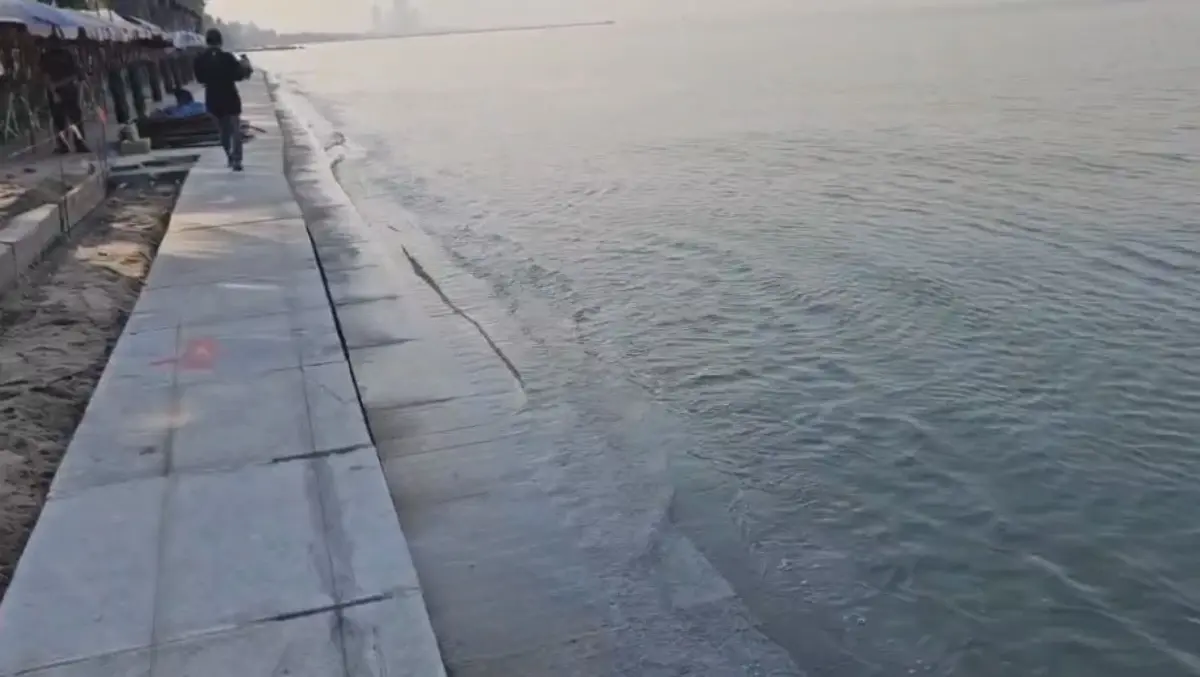 โซเชียลเสียงแตก แนวกั้นกันน้ำทะเลเซาะตลิ่ง "หาดวอนนภา" ชลบุรี