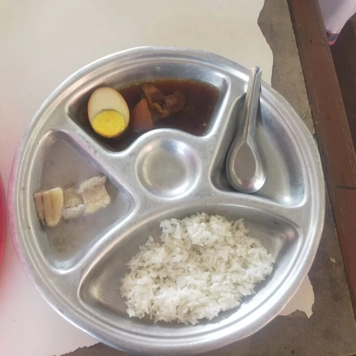 อิ่มไหม? อาหารกลางวันเด็กประถม รร.ลำปาง งบ 22 บาท ข้าวไข่พะโล้ห้ามเติม