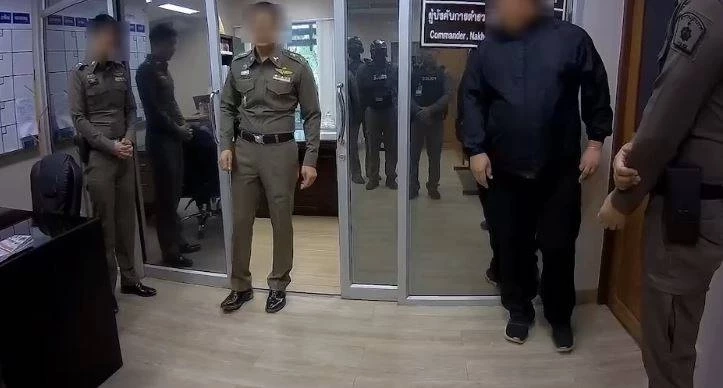 พ.ต.อ. สติหลุด ก้มกราบเท้า พ.ต.ท. หลังโดนลูกน้องร้องเรียนบังคับเก็บส่วย