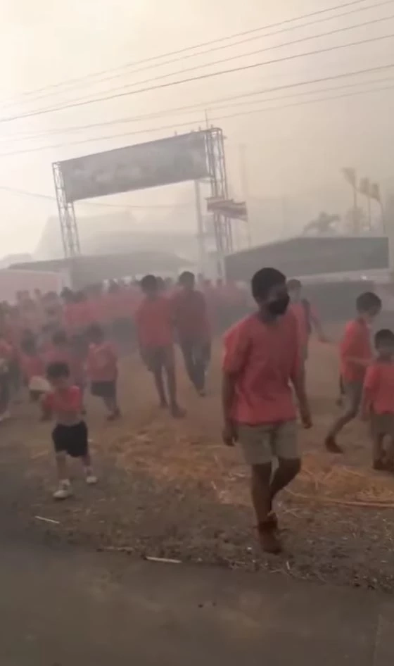 ครู-นักเรียน อพยพหนีควันไฟ หลังวัยรุ่นเผาป่า ลามติดไร่อ้อยข้างโรงเรียน