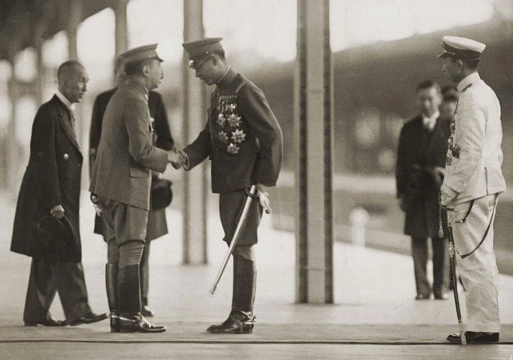 Emperor Puyi shakes hands with Emperor Hirohito at Tokyo Station on 26 June 1940