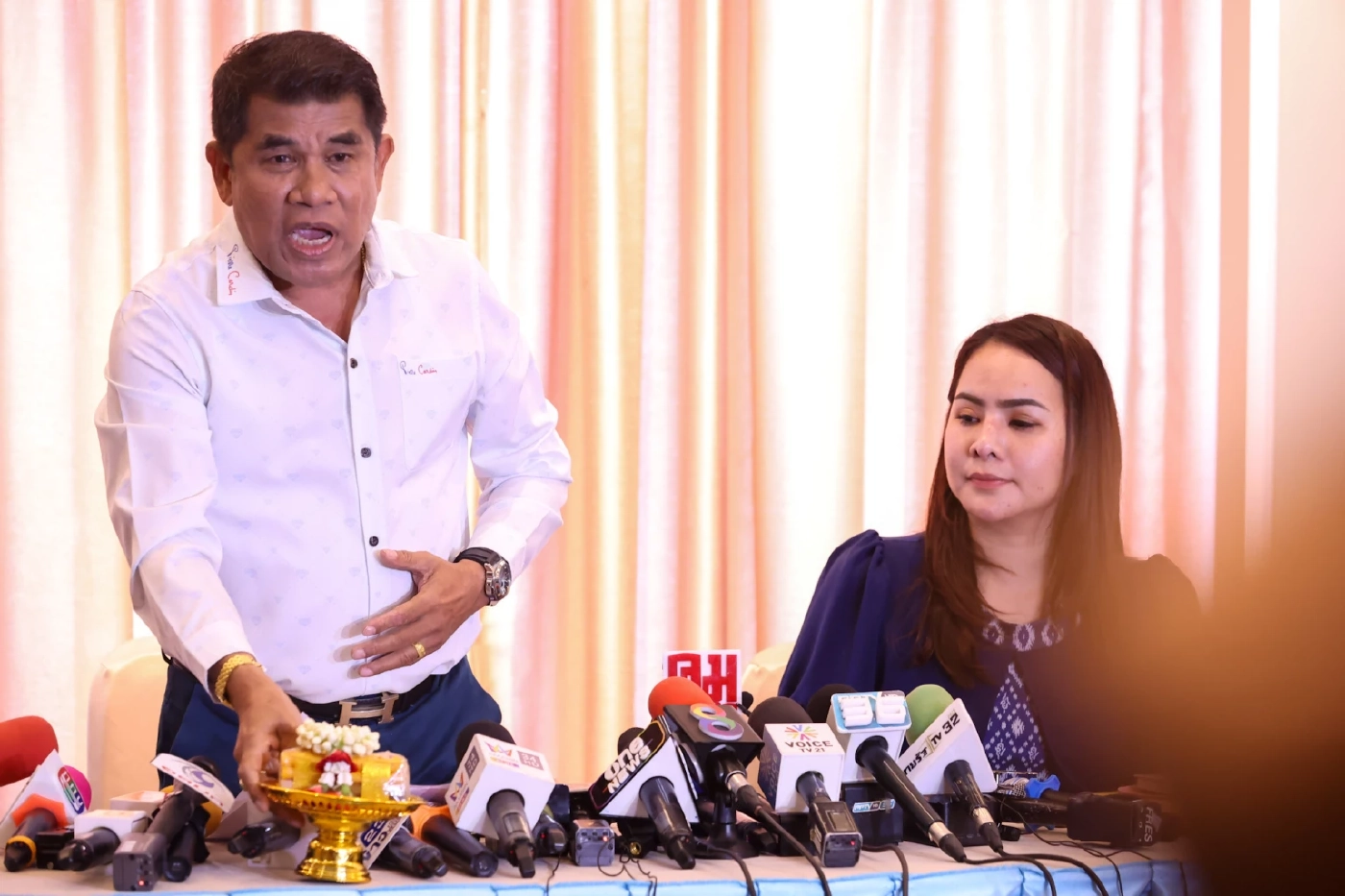 เข้ามาช่วย! "เจ๋ง ดอกจิก" ควง "การ์ตูน" แถลงยันไม่เกี่ยวข้องรีดทรัพย์