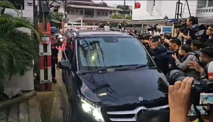 ภาพขณะนายทักษิณ เดินทางถึงบ้านจันทร์ส่องหล้า