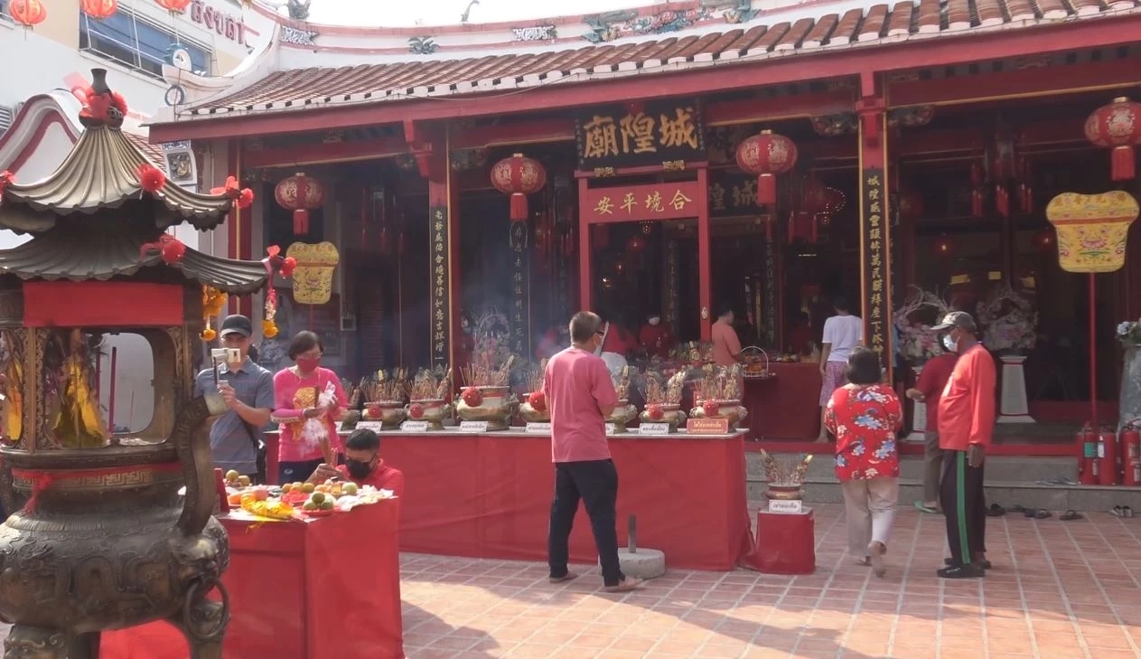 ตรุษจีน 2567 ชาวไทยเชื้อสายจีนไหว้ขอพรสิ่งศักดิ์สิทธิ์ เสริมสิริมงคลกันคึกคัก