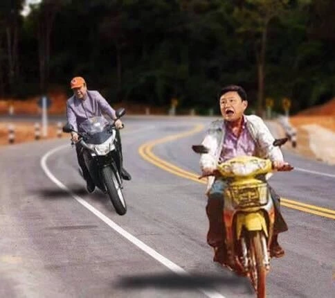 มีม "ทักษิณซิ่งมอเตอร์ไซด์" ถูกนำกลับมาพูดถึงอีกครั้งเมื่อ พล.อ.ประยุทธ ขับขี่จักรยานยนต์ในทำเนียบรัฐบาล