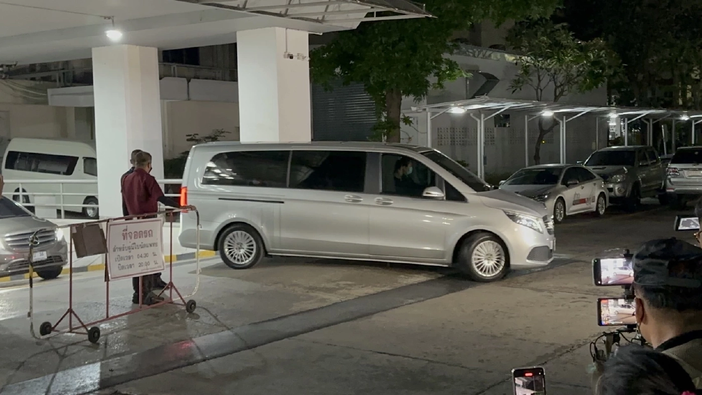 เปิดภาพ "ทักษิณ ชินวัตร" พักโทษเดินทางออกจาก รพ.ตำรวจ กลับจันทร์ส่องหล้า