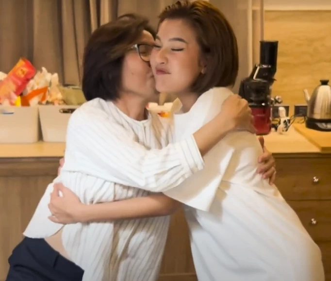 "ซูโม่กิ๊ก" ดีใจสุดๆโผกอดหอมลูกสะใภ้ "เปาวลี" ประกาศข่าวดีเบบี๋มาแล้ว