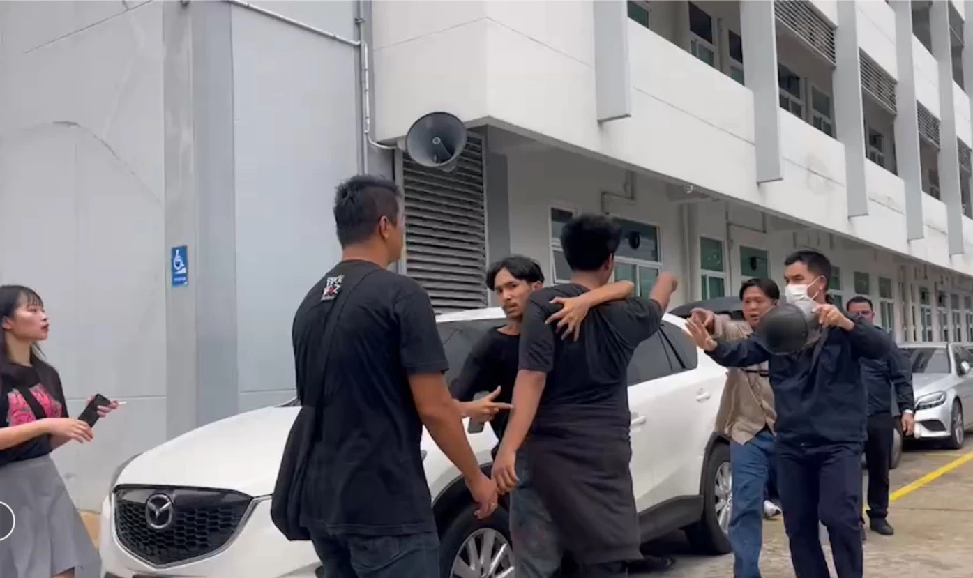 "ทะลุวัง-ศปปส." ซัดกันนัวหน้าสยามก่อนลามปิดล้อมหน้า สน.ปทุมวัน 