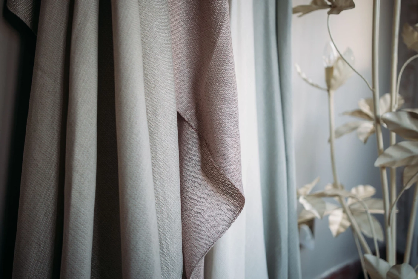 มาอัปเดตก่อนใคร! 4 เทรนด์สีผ้าตกแต่งบ้านมาแรงในปี 2024